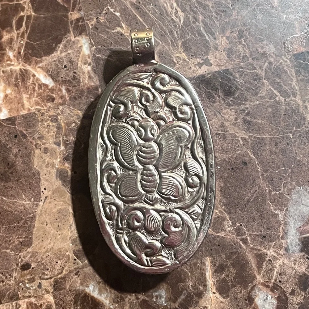 🕉️ Hand Carved Buffalo Bone Om Lotus Pendant With Silver Overlay EUC. 🕉️ - Picture 4 of 4